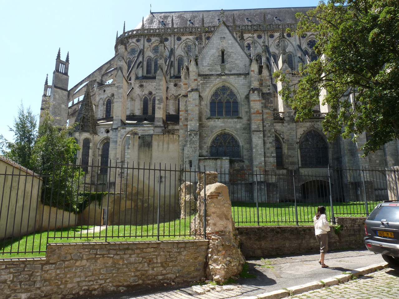 Bourges : le chevet de la cathédrale et les vestiges de la muraille gallo-romaine