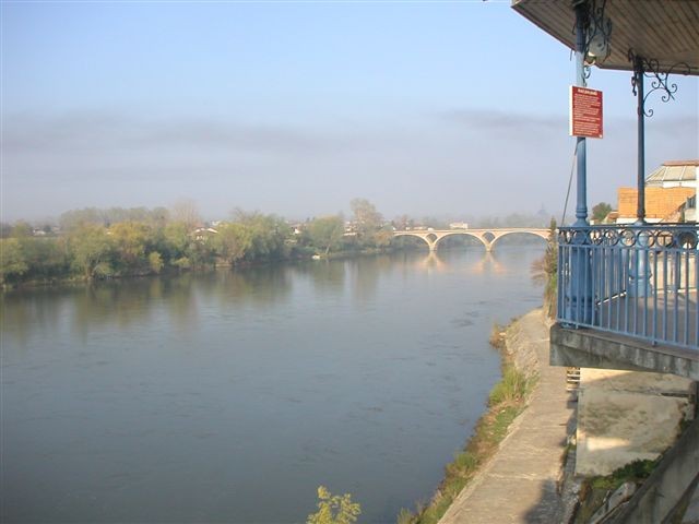 Tonneins : les rives de la Garonne et le pont