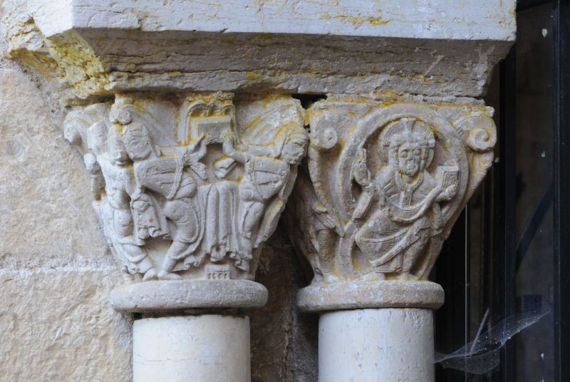 L'abbaye de Marcilhac-sur-Célé: chapiteaux ornant les baies de la salle capitulaire (2)