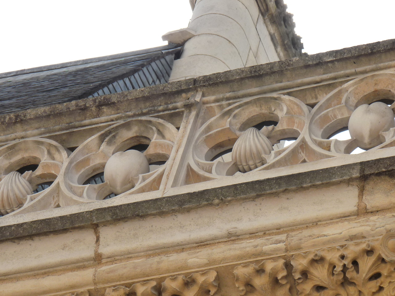 Bourges, maison de J. Coeur : coquilles et coeurs, ses armes parlantes