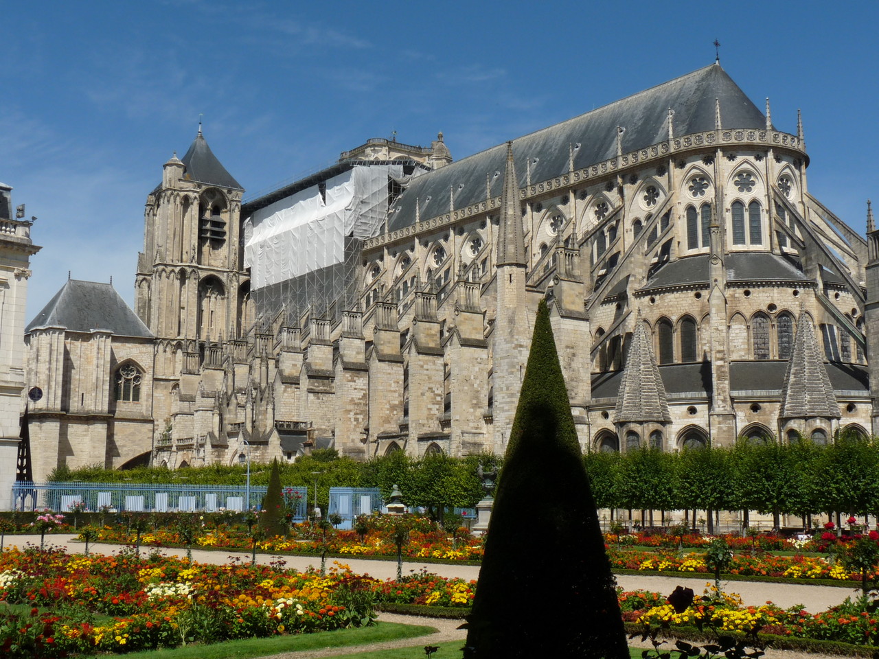 Bourges : la cathédrale Saint Etienne depuis les jardins de l’archevêché