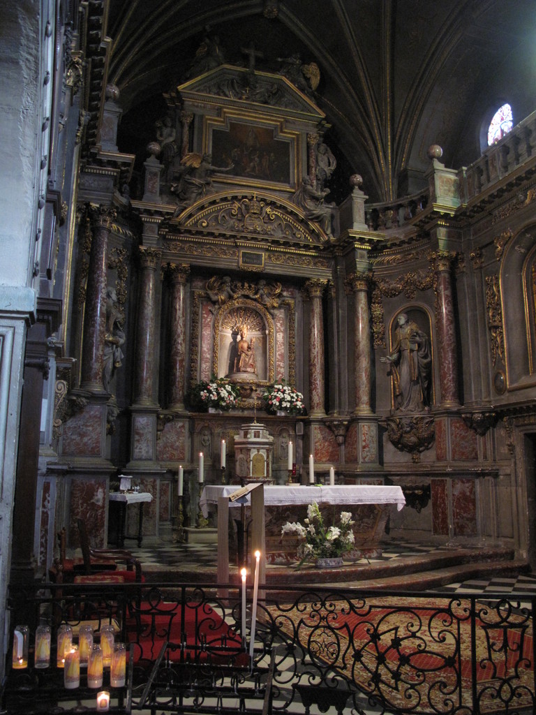 Verdelais : le choeur de la basilique et la Vierge