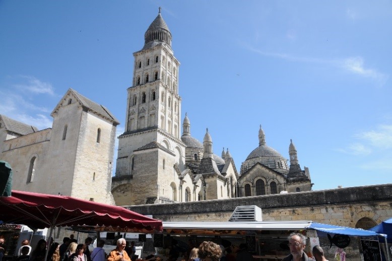 Périgueux: la cathédrale vue de la place du marché