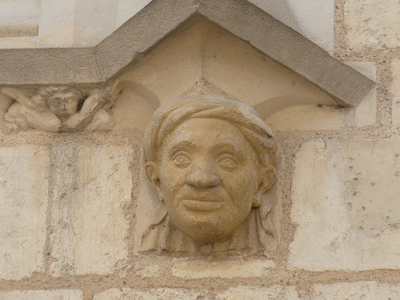 Bourges, maison de J. Coeur : tête d'Africain enturbanné sur la façade avant