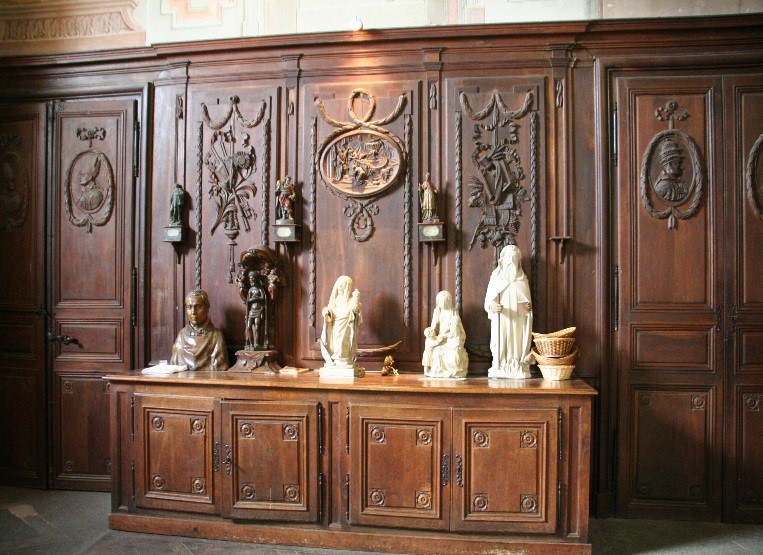 L'abbaye de Souvigny: boiseries et statuettes à la sacristie