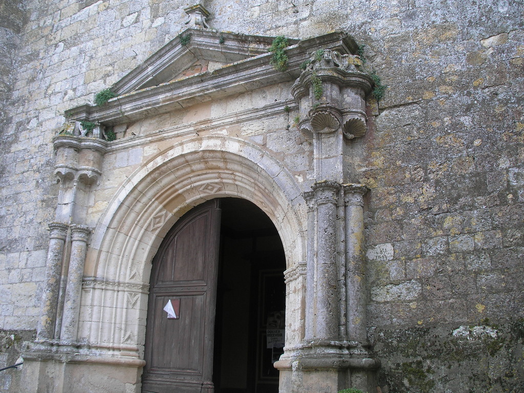 Miradoux : le portail de l'église