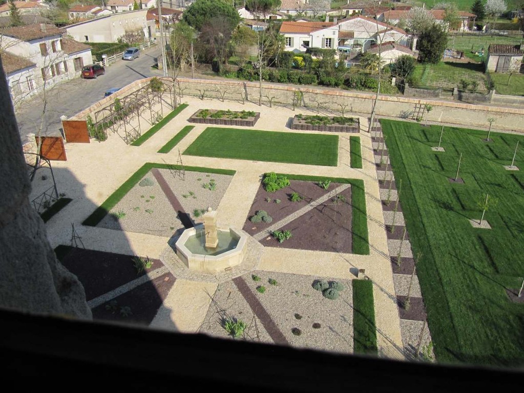 Gontaud-de-Nogaret : vue des jardins depuis le château