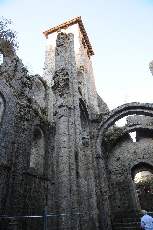 L'abbaye de Marcilhac-sur-Célé: la partie Ouest de la nef inachevée