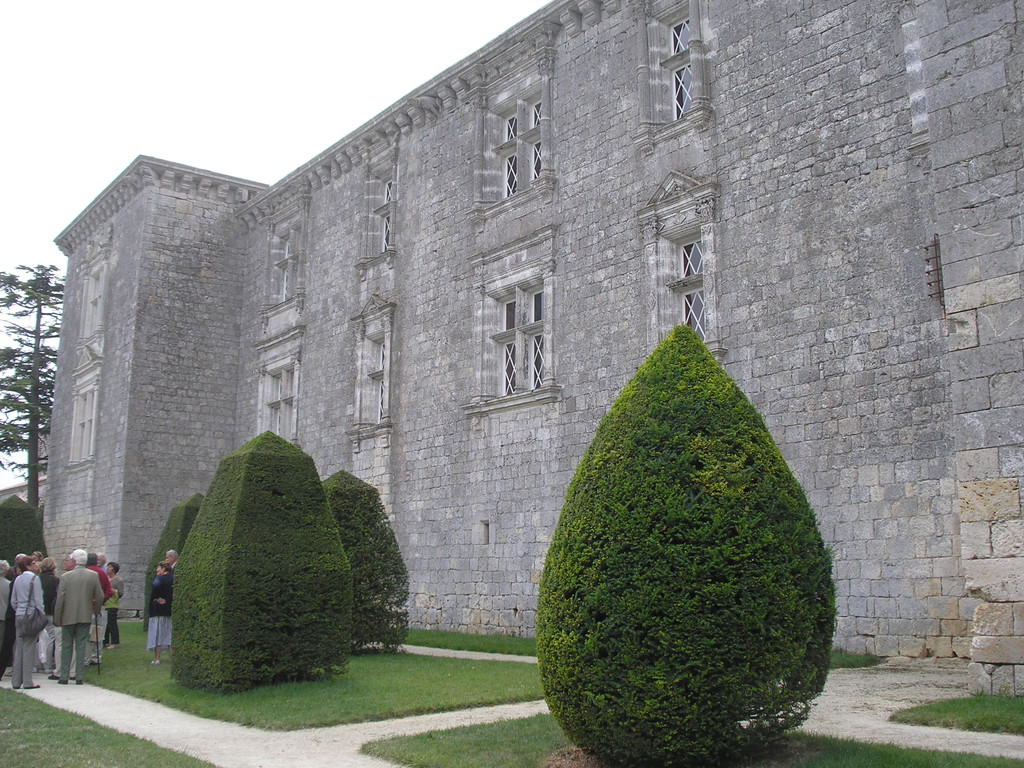 Une façade du jardin du château de Gramont