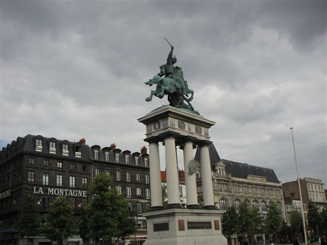 La statue de vercingétorix sur la place de Jaude à Clermont-Ferrand