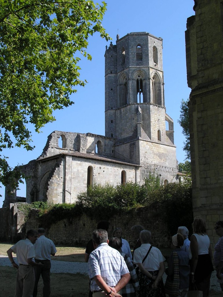 La Sauve : la face Sud de l'abbaye et le clocher