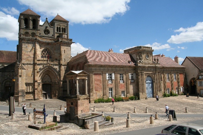 L'abbaye de Souvigny: façade du couvent et de l'église prieurale