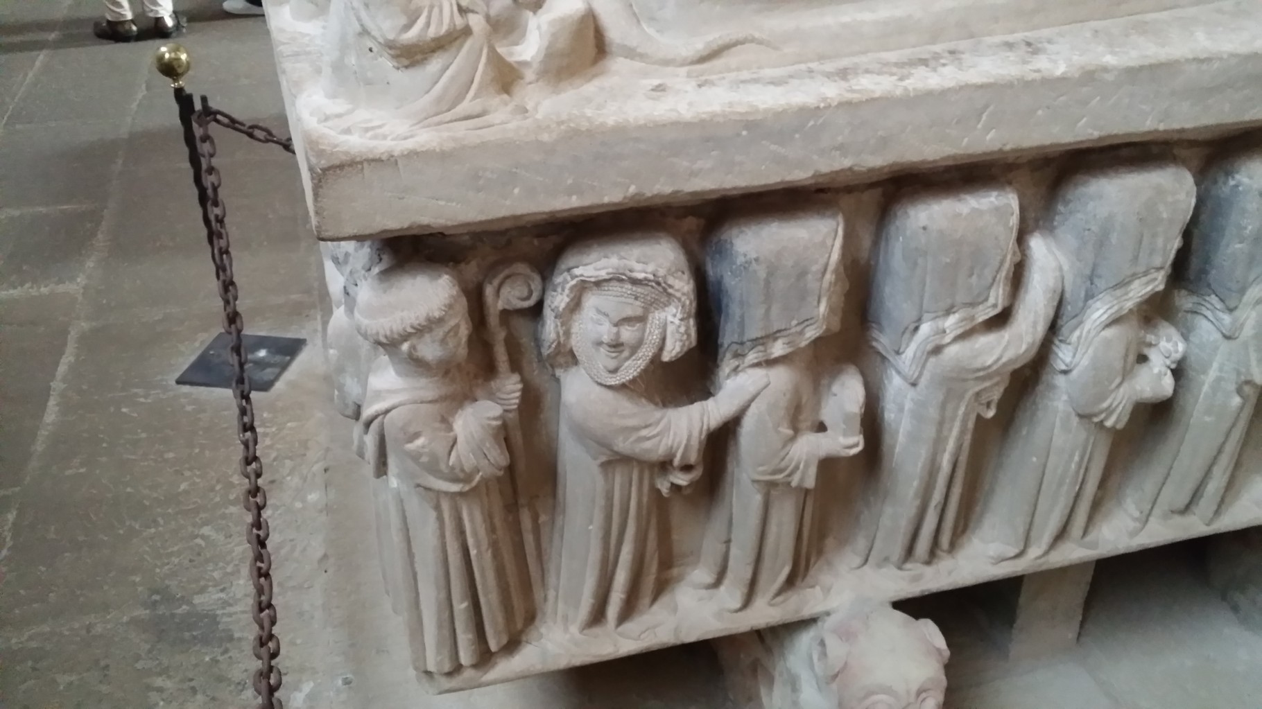 Cañas: au monastère, un sarcophage 