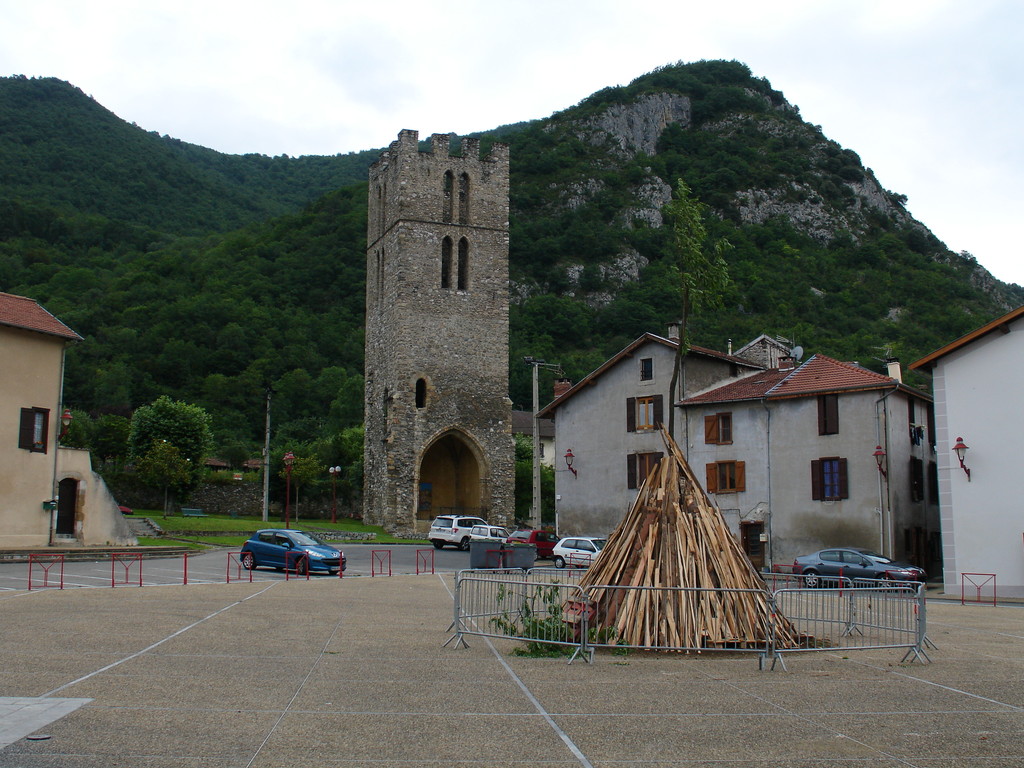 Tarascon : place de l'église médiévale avec le clocher de Saint Michel