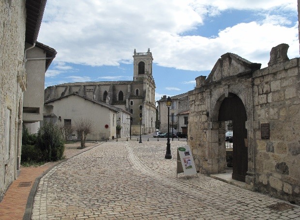 Casteljaloux: maison du roi, et au loin Notre-Dame