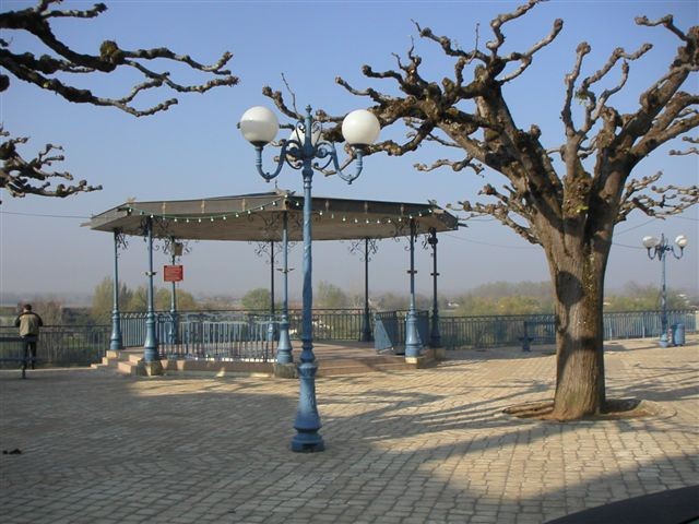 Tonneins : la place des bords de Garonne