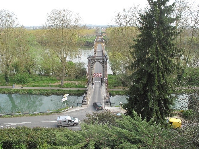 Le Mas d'Agenais: depuis l'esplanade du château, vue sur le pont suspendu