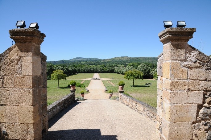 Le château de Saint-Saturnin: les jardins à la française aménagés sur la coulée de lave