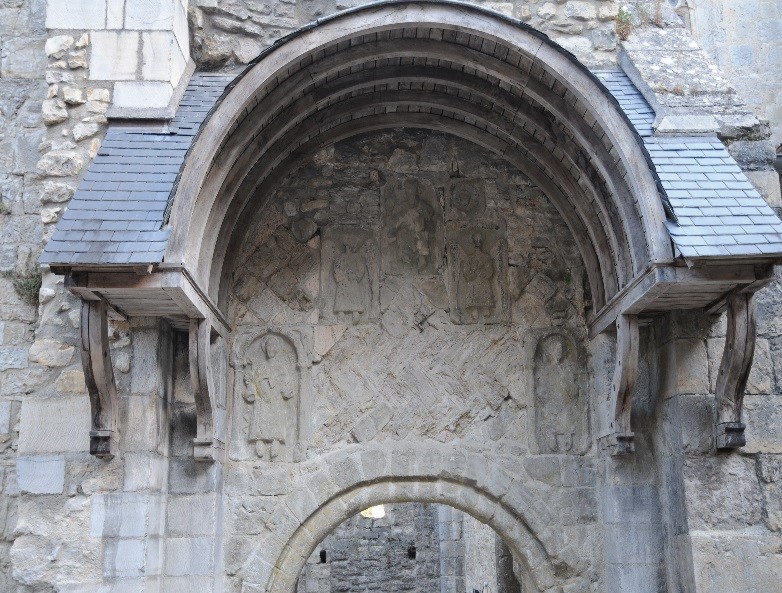 L'abbaye de Marcilhac-sur-Célé: le tympan roman (fin du 11è siècle) du portail Sud