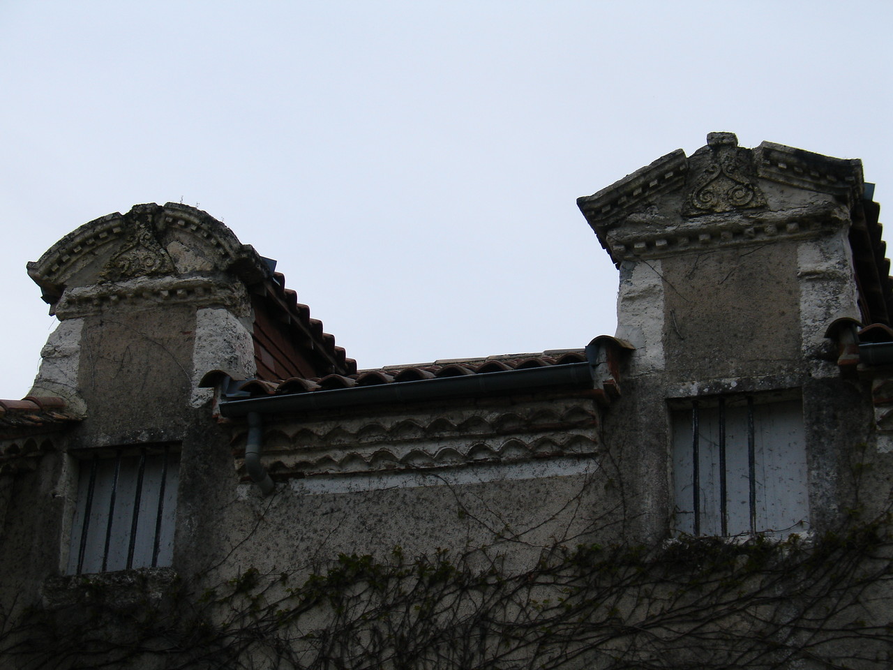 Clairac : lucarnes du château Vivens