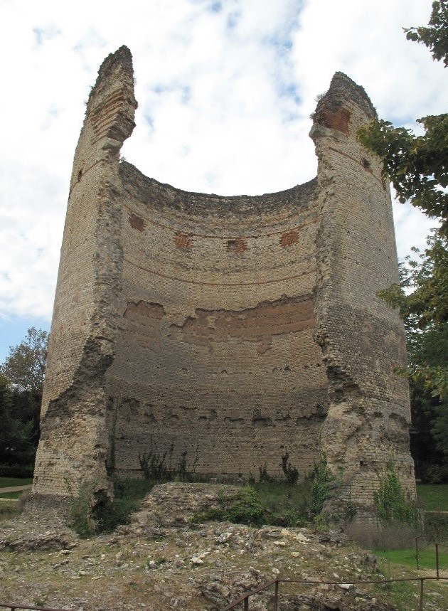 Périgueux: la tour de Vésone, à l'emplacement de la porte du temple