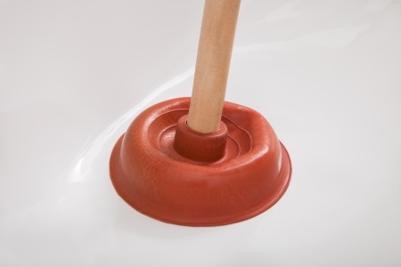 comment déboucher une baignoire avec eau stagnante