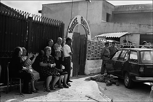 Isola delle femmine - 1981 - Veglia del figlio morto al village bungalow