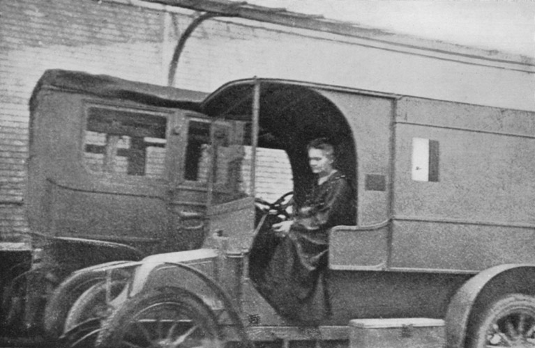 Marie in auto con le attrezzature per le radiografie