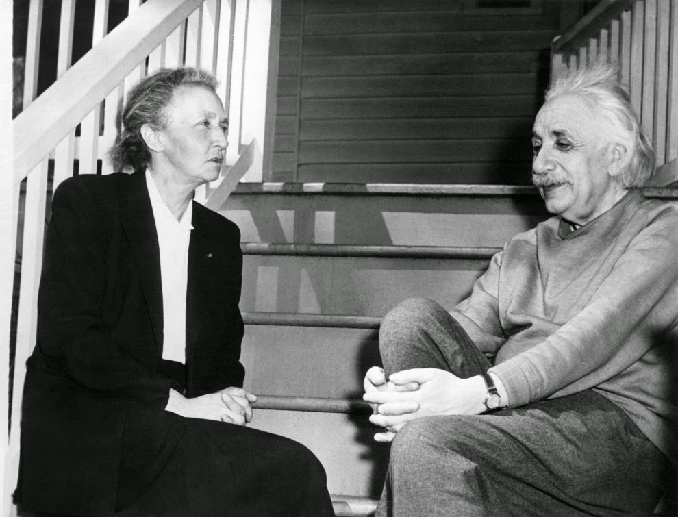 Irene Curie Joliot  e Einstein nelle scale di casa dello scienziato