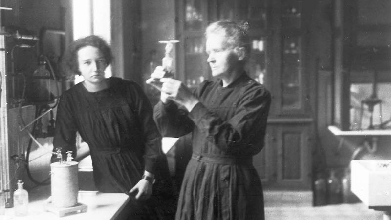 Marie e Irene nel laboratorio