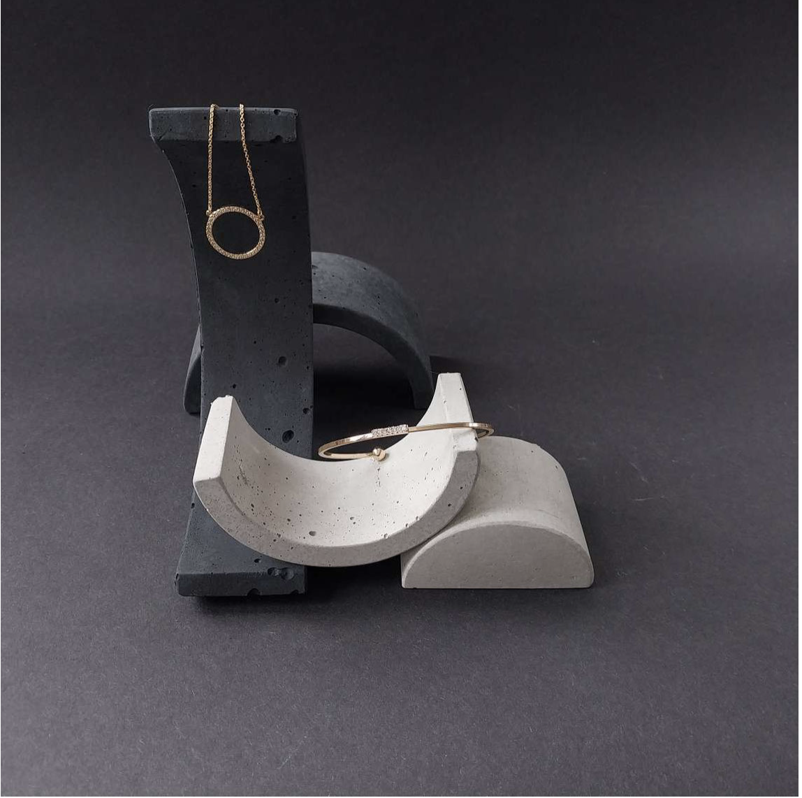 Concrete jewellery display top