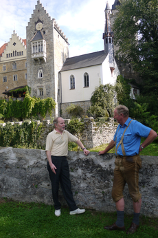 Günter Schreib, Vorsitzender der KG Dggd (l), und Schlossherr Georg Luitpold Hartl vor Schloss Egg. (Foto:Summer)