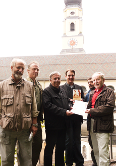 V.l.: Kastenmonteure Burkhart Werthmann und Arnold Keszeg, Stadtpfarrer Monsign. Ludwig Rösler, Kaplan Oliver Pollinger, Hausmeister Horst Kilian, LBV-KG-Vorsitzender Günter Schreib geben dem Wanderfalken in Deggendorf ein Zuhause (Foto: Summer)