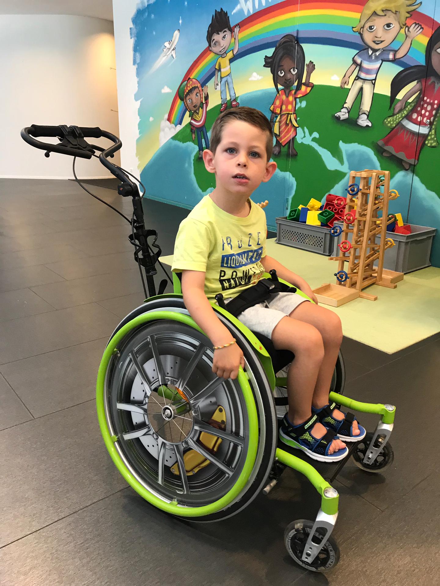 Nico mit seinem Rollstuhl
