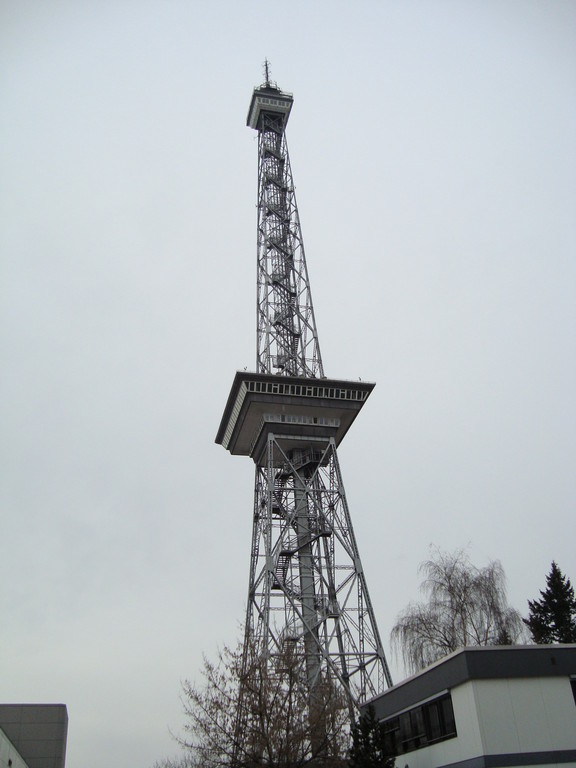 (D) Berliner Funkturm - ein Sendeturm, erbaut von 1924 bis 1926 von Heinrich Straumer in Berlin