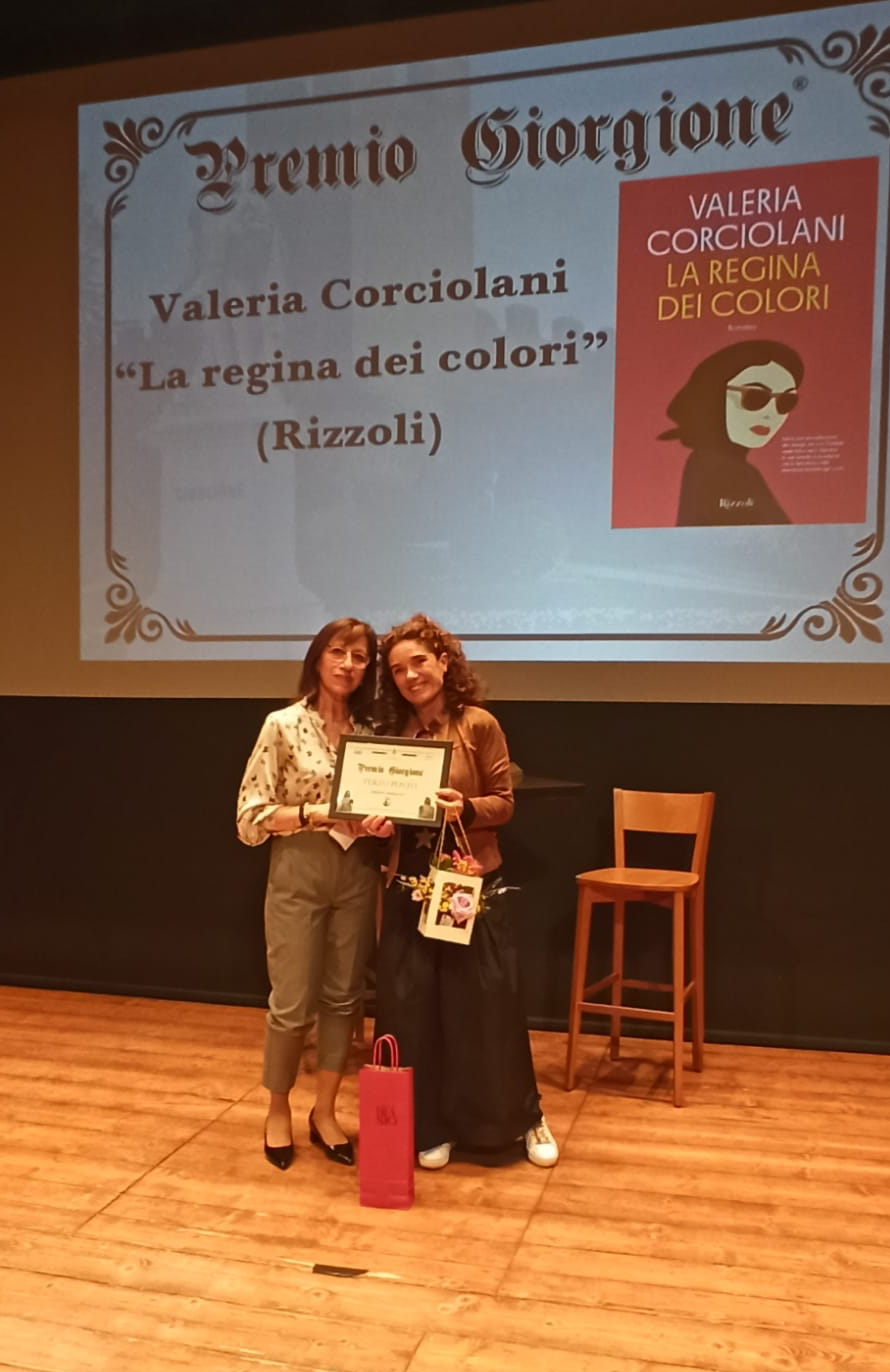 Licia Tumminello premia Valeria Corciolani, terzo posto della categoria Narrativa con "La regina dei colori" (Rizzoli)