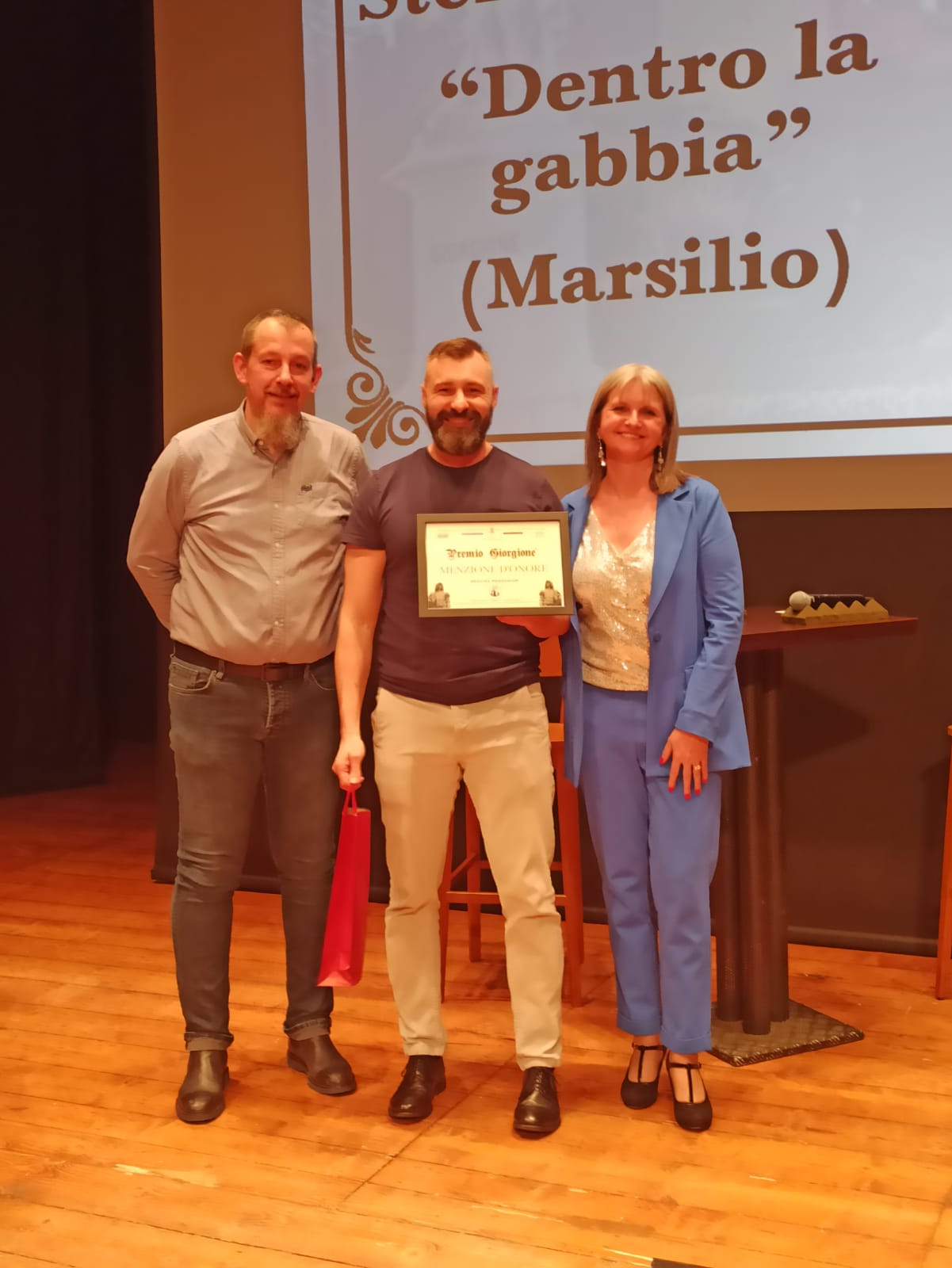 Cristiano Brion e Virna Condotta premiano insieme Stefano Cosmo, menzione d'onore della sezione PandaNoir con "Dentro la gabbia" (Marsilio)