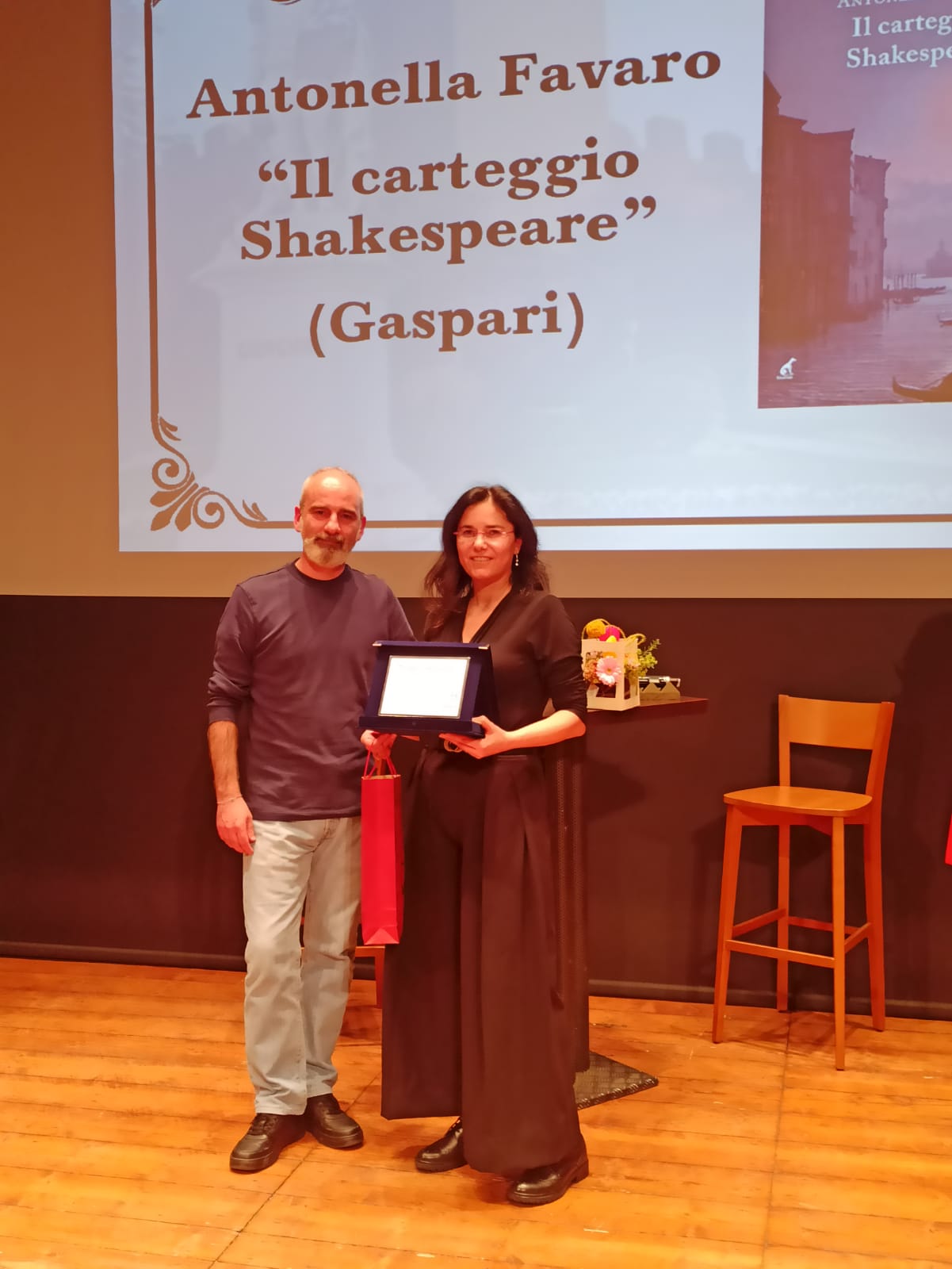Marco Florio (giurato) che premia Antonella Favaro, vincitrice del PandaNoir con "Il carteggio Shakespeare" (Gaspari)