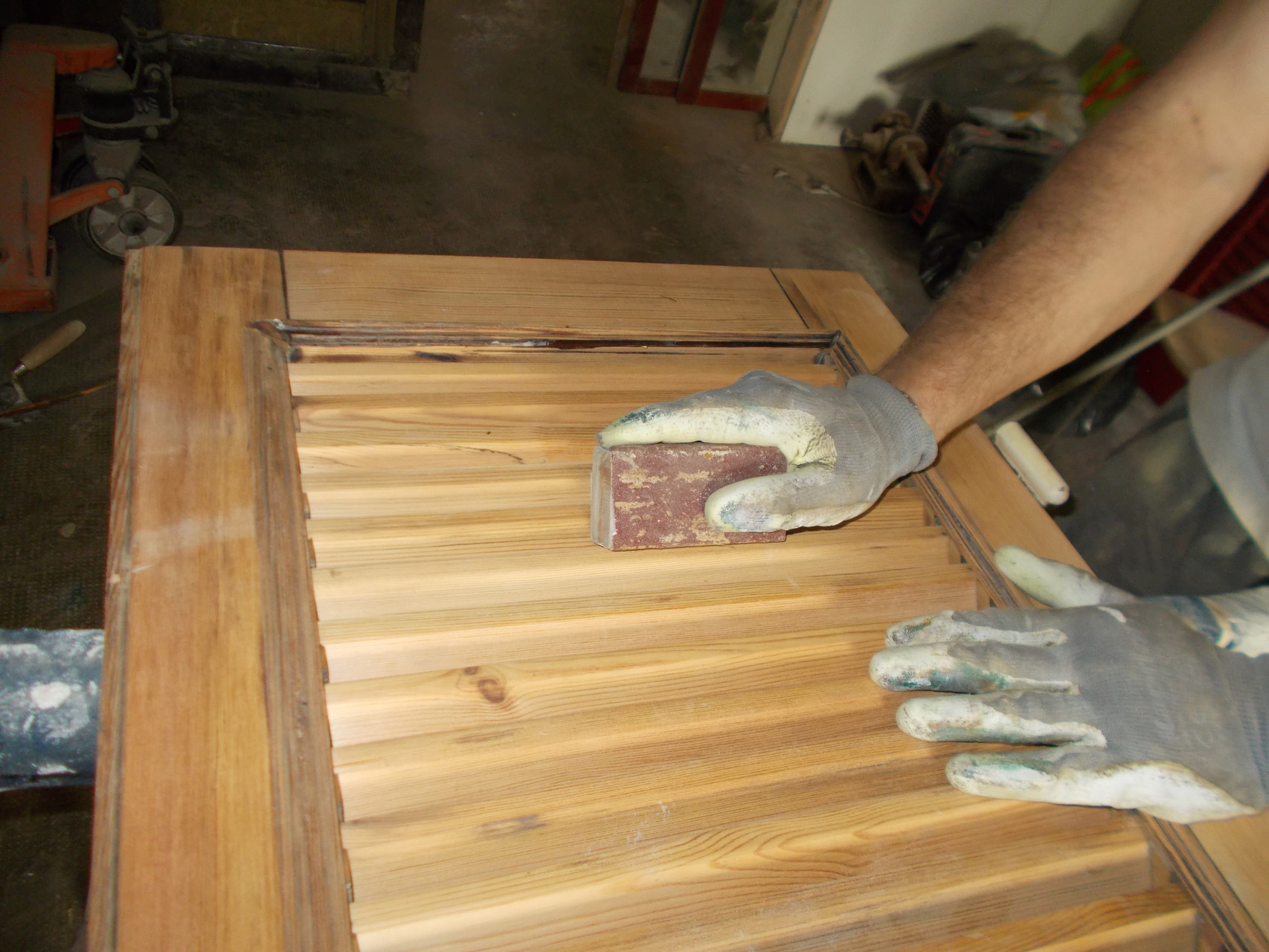 Verniciatura delle persiane in legno a 80.00 € al metro quadrato ... Verniciare serramenti legno