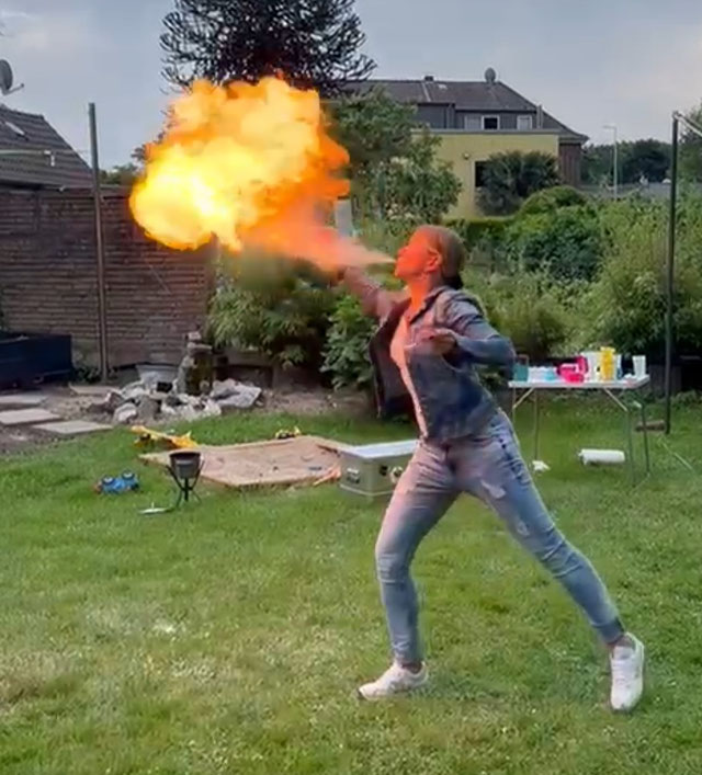 Daniela R. beim Feuerspucken in Duisburg 2024