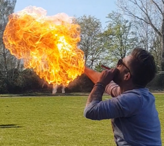 Thomas H. ist fasziniert vom Feuerspucken (Bochum 2025)