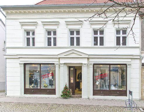 Die Fassade wurde liebevoll restauriert. Das Geschäft liegt gleich um die Ecke vom Rathaus in der Meyenburger Strasse.