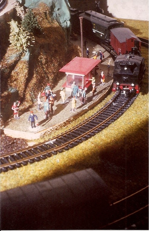 Das erste bekannte, aber spiegelverkehrte Eisenbahnbild eines 10jährigen. Beachtenswert ist der bereits beginnende Epochengedanke: Oltimerzug, Fahnenmast ( der dicke Nagel hinter dem Kiosk ). Die Aufsicht konnte mittels Pneumatik die Kelle heben.