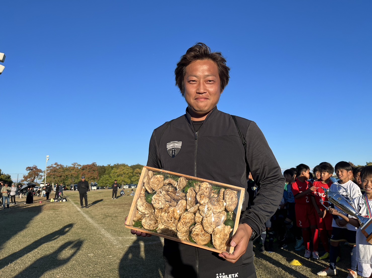 大会最優秀監督はディアブロッサ高田の新家監督。副賞として２万円相当の松茸ゲット！