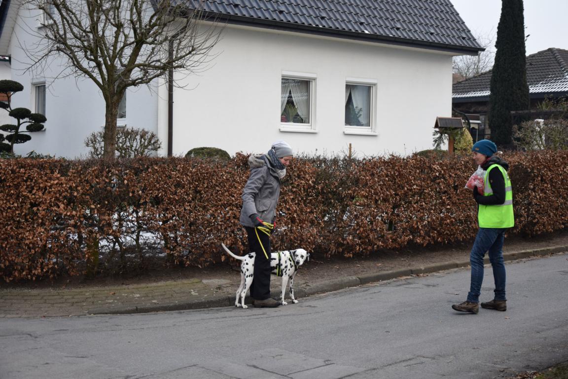 Nina und Lotta konzentrieren sich vor der Suche. 