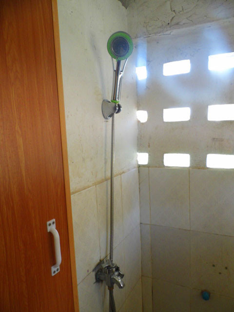 Au Cambodge, il y a souvent la douche dans la même cabine que les toilettes.