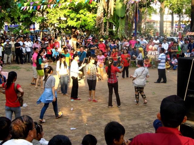 Tous le monde danse dans la rue en pleine journée !