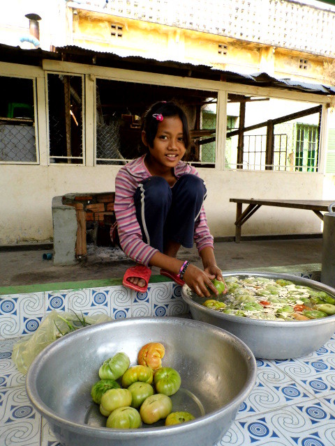 Chacun son tour, on aide à préparer le repas et à faire la vaisselle. Là notre copine Sreypich lave les légumes.