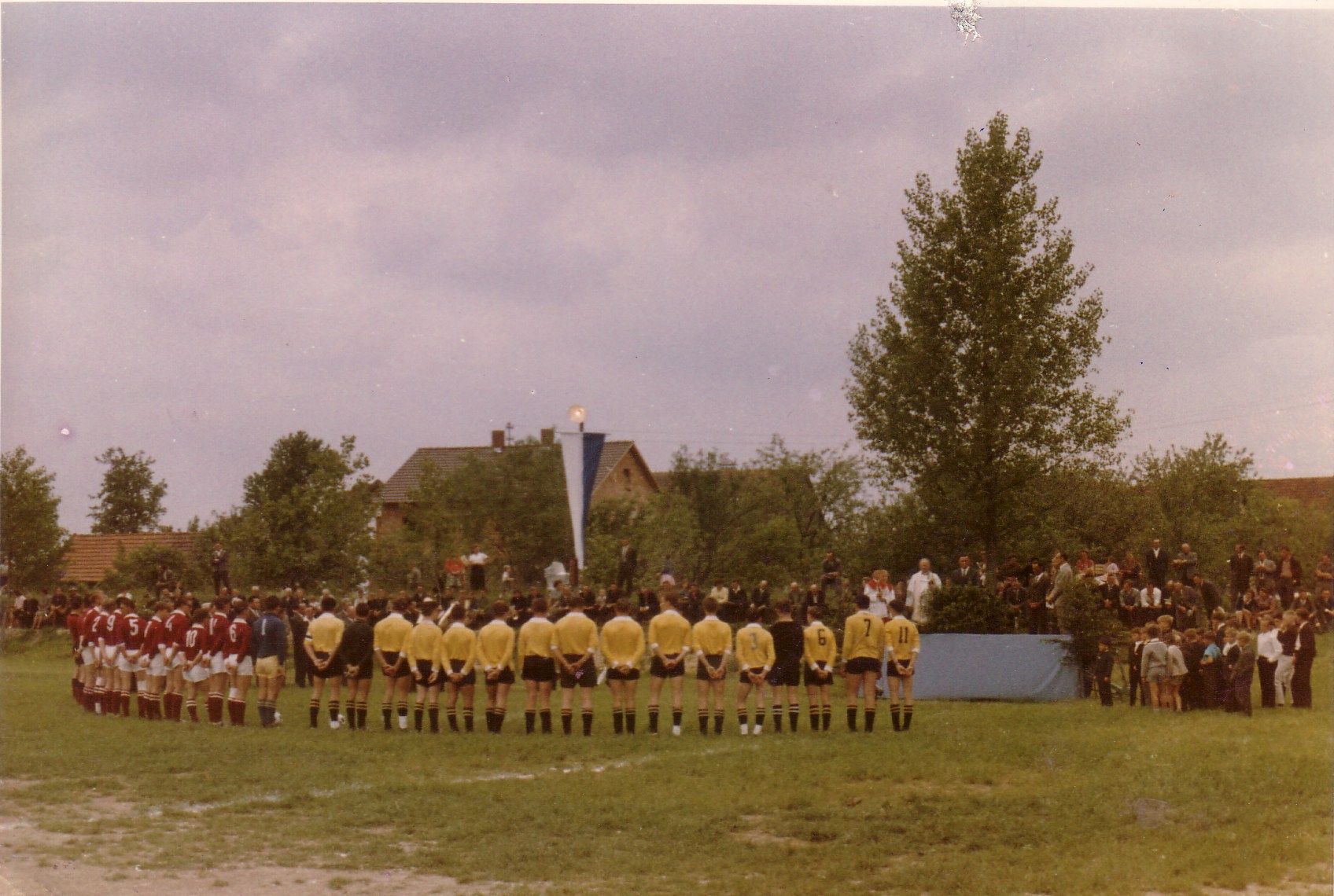 Einweihung des ersten Fußballplatzes