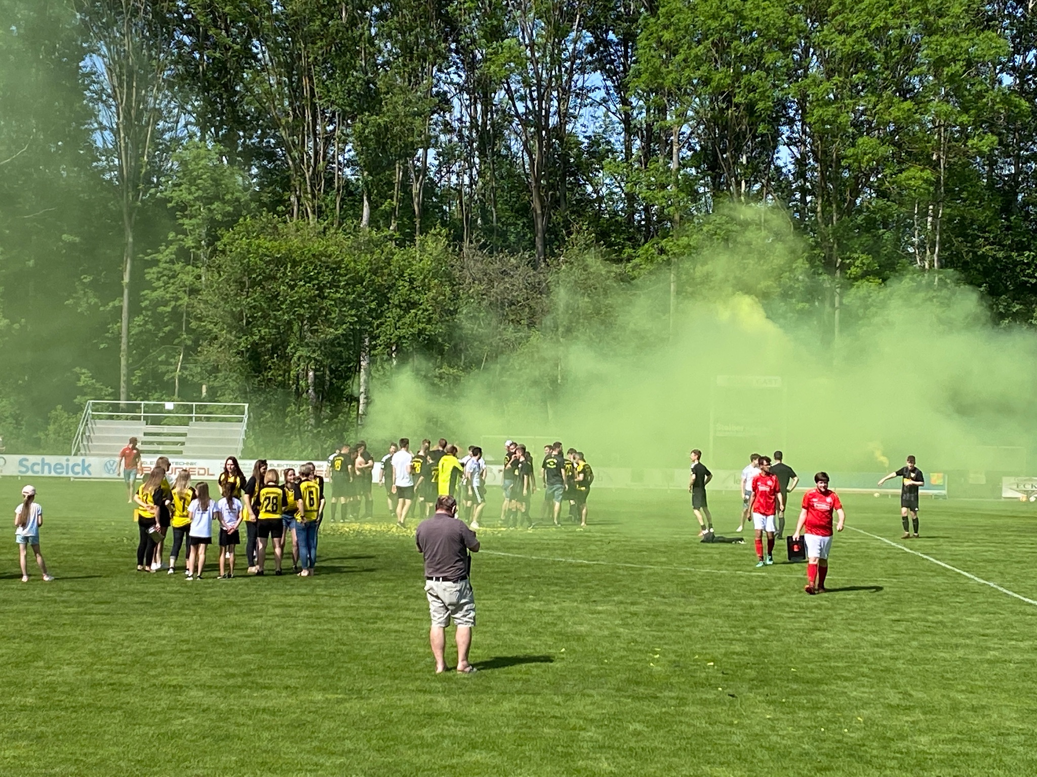 Der Isar-Sportpark im gelben Nebel